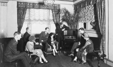 #HOY : La RADIO cumple 104 años al aire