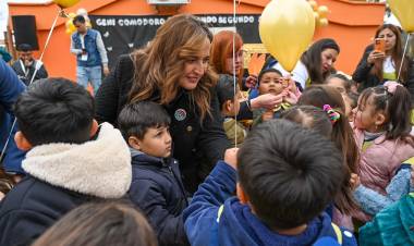 #PROVINICAL -  La vicegobernadora acompañó el 50° aniversario de la Escuela Comodoro Silioni de Juárez Celman