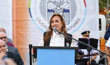 #PROVINCIAL : Myrian Prunotto encabezó el primer izamiento de la bandera de Deán Funes en el 151° aniversario de la ciudad