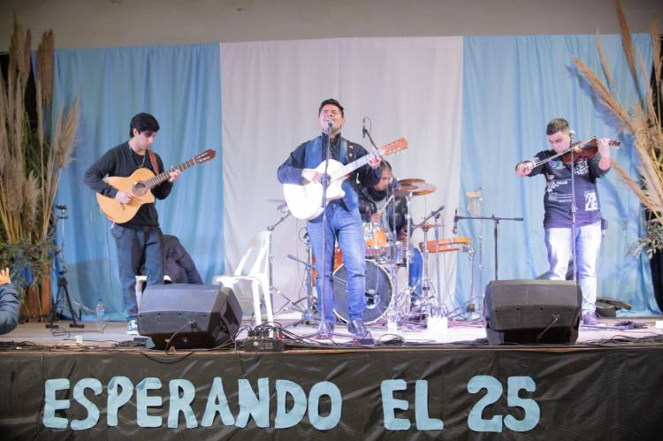 #Sinsacate: “Esperando el 25” Sinsacate celebra la Patria con una peña llena de tradición