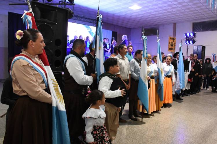 #Sinsacate: “Esperando el 25”: Sinsacate celebró la Patria con una gran peña folklórica cargada de tradición y emoción