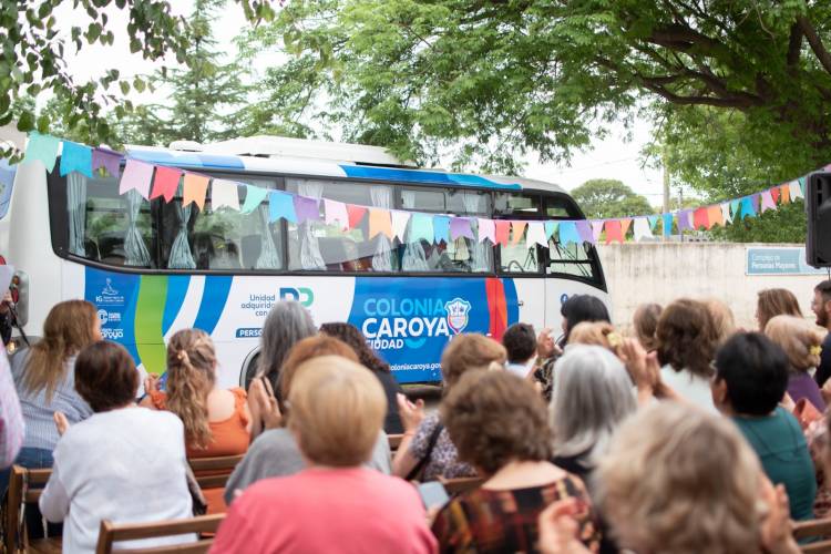 #COLONIACAROYA - Las personas mayores ya disfrutan de una unidad de transporte gracias al Presupuesto Participativo