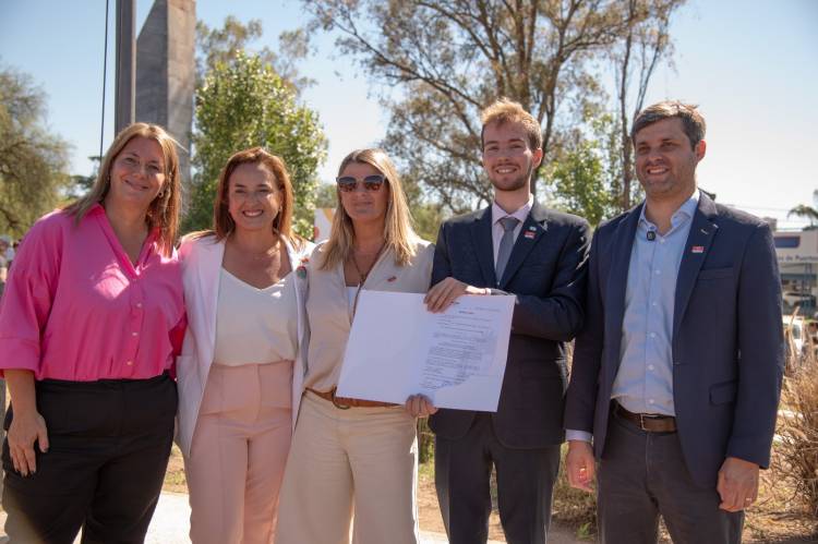 #JesusMaria: Jesús María hizo historia: La bandera oficial de la ciudad flameó por primera vez en un emotivo acto cívico