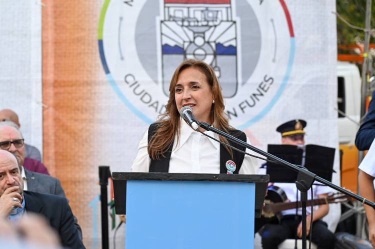 #PROVINCIAL : Myrian Prunotto encabezó el primer izamiento de la bandera de Deán Funes en el 151° aniversario de la ciudad