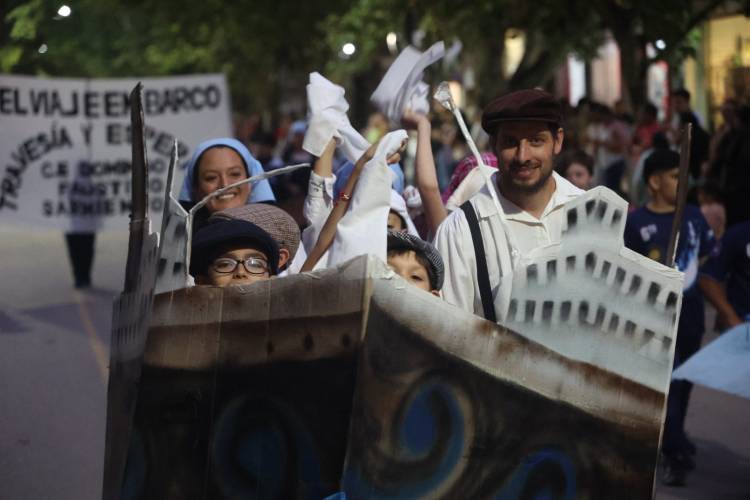 #COLONIACAROYA: Un desfile con mil personas haciendo una línea del tiempo de la ciudad