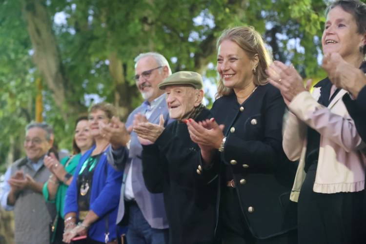 #COLONIACAROYA: Un desfile con mil personas haciendo una línea del tiempo de la ciudad