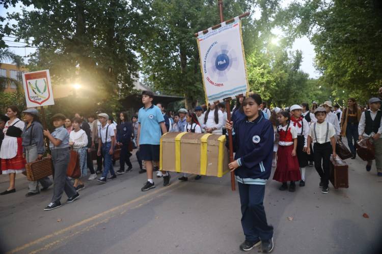#COLONIACAROYA: Un desfile con mil personas haciendo una línea del tiempo de la ciudad