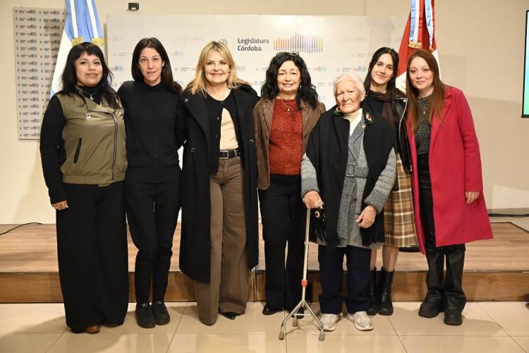 #PROVINCIALES: Inauguraron en la Legislatura una muestra con ilustraciones que evocan a Eva Perón