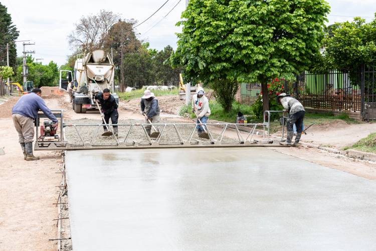 #COLONIACAROYA: Avanza la pavimentación de la calle 45: la obra ya alcanzó el 50?ejecución y se realiza con recursos propios